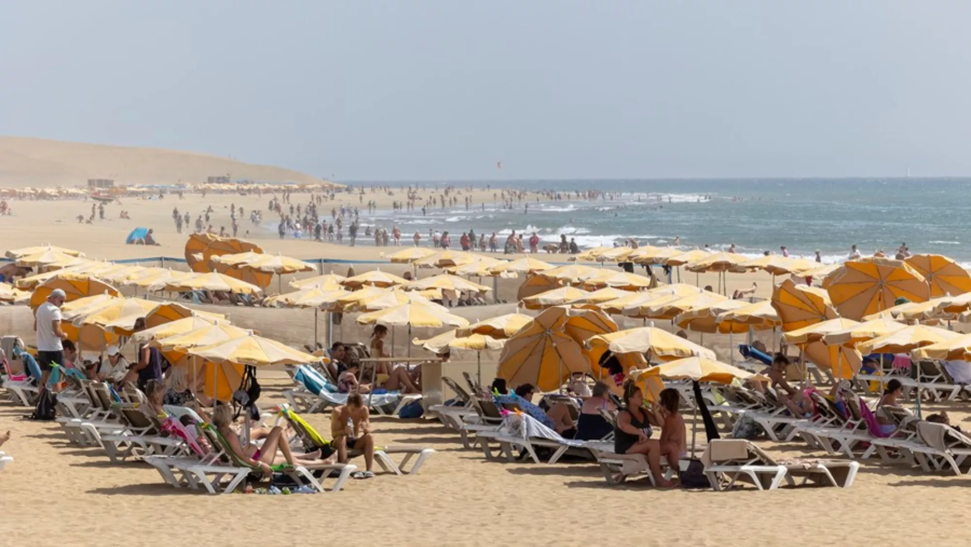 Playa del Inglés en San Bartolomé de Tirajana. / EFE - QUIQUE CURBELO
