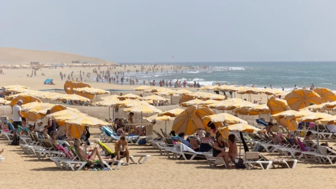 Una imagen de playa del Inglés, donde hay uno de los avisos / EFE - QUIQUE CURBELO