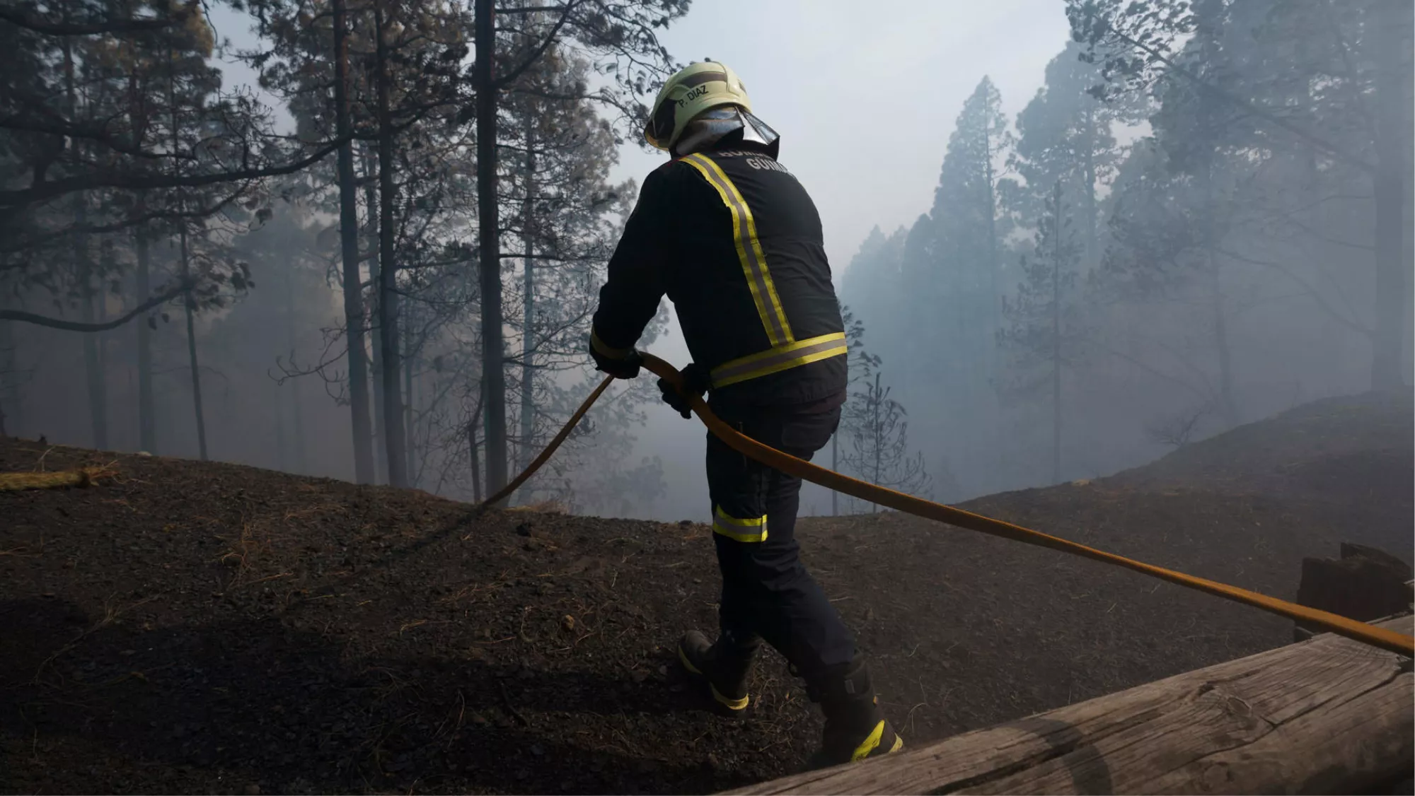 Un bombero actúa en el incendio de Tenerife / EFE