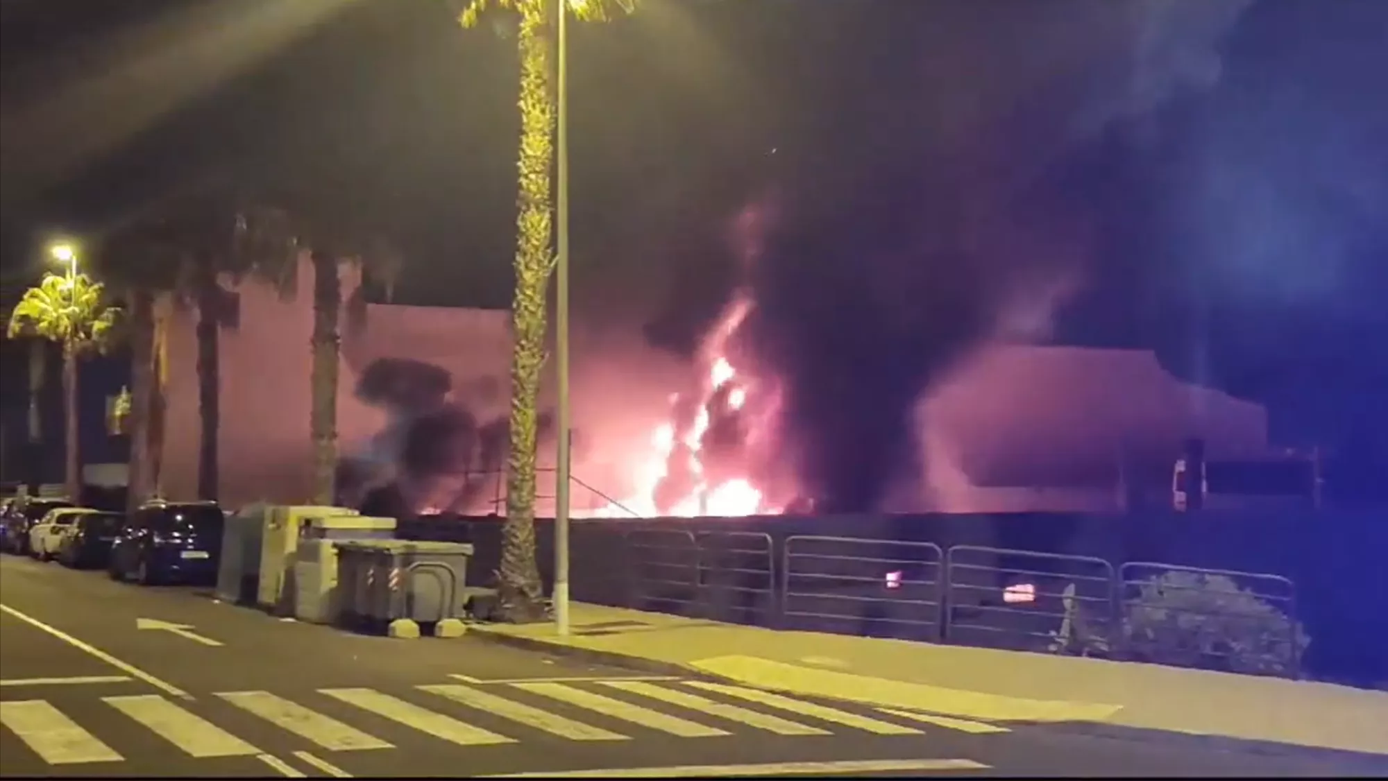 Incendio en una nave en La Gallega, en Santa Cruz de Tenerife. / POLICÍA LOCAL DE SANTA CRUZ DE TENERIFE