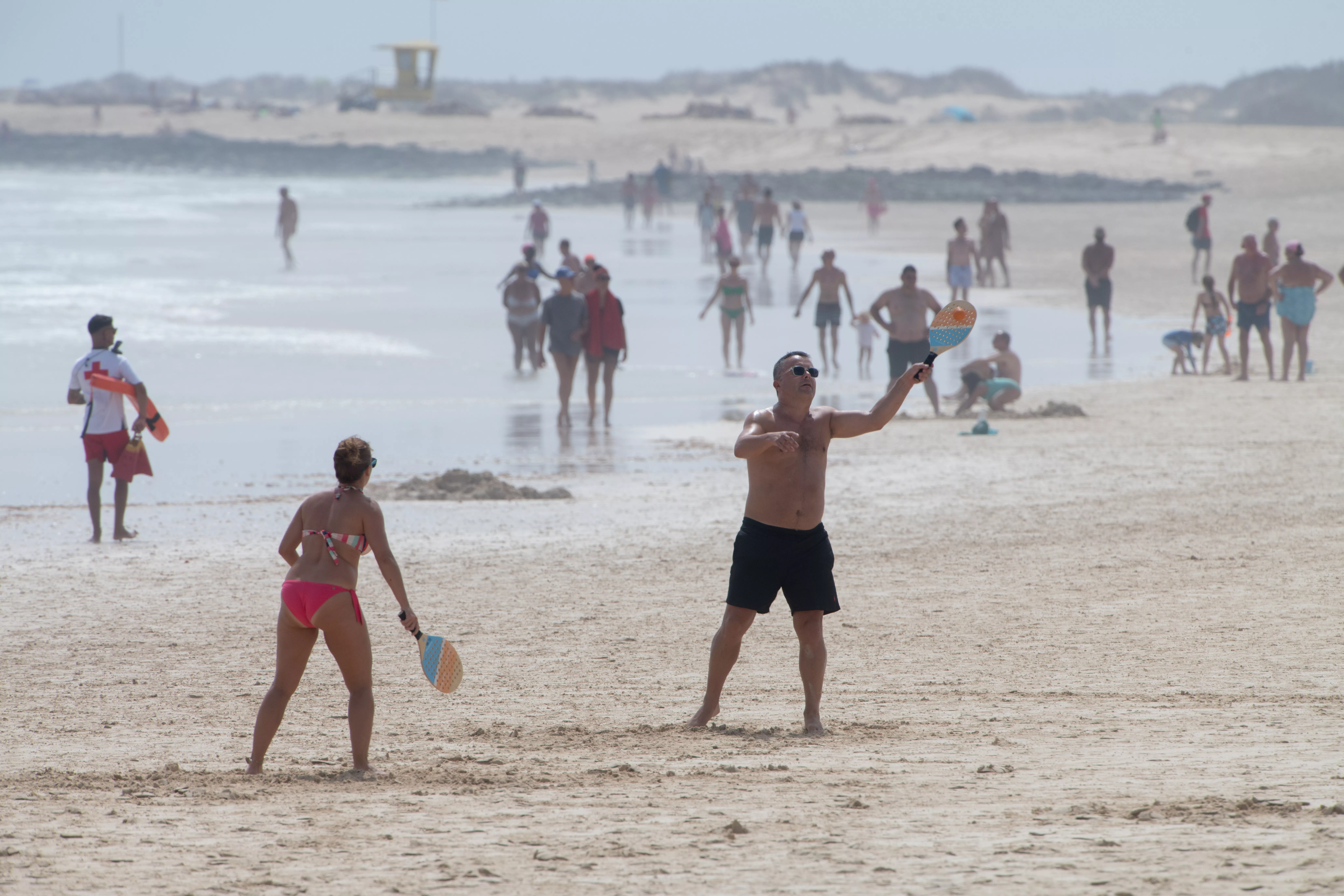 Dos bañistas en playas de Fuerteventura durante una ola de calor. / EFE
