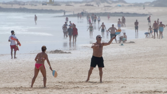 Dos bañistas en playas de Fuerteventura durante una ola de calor. / EFE
