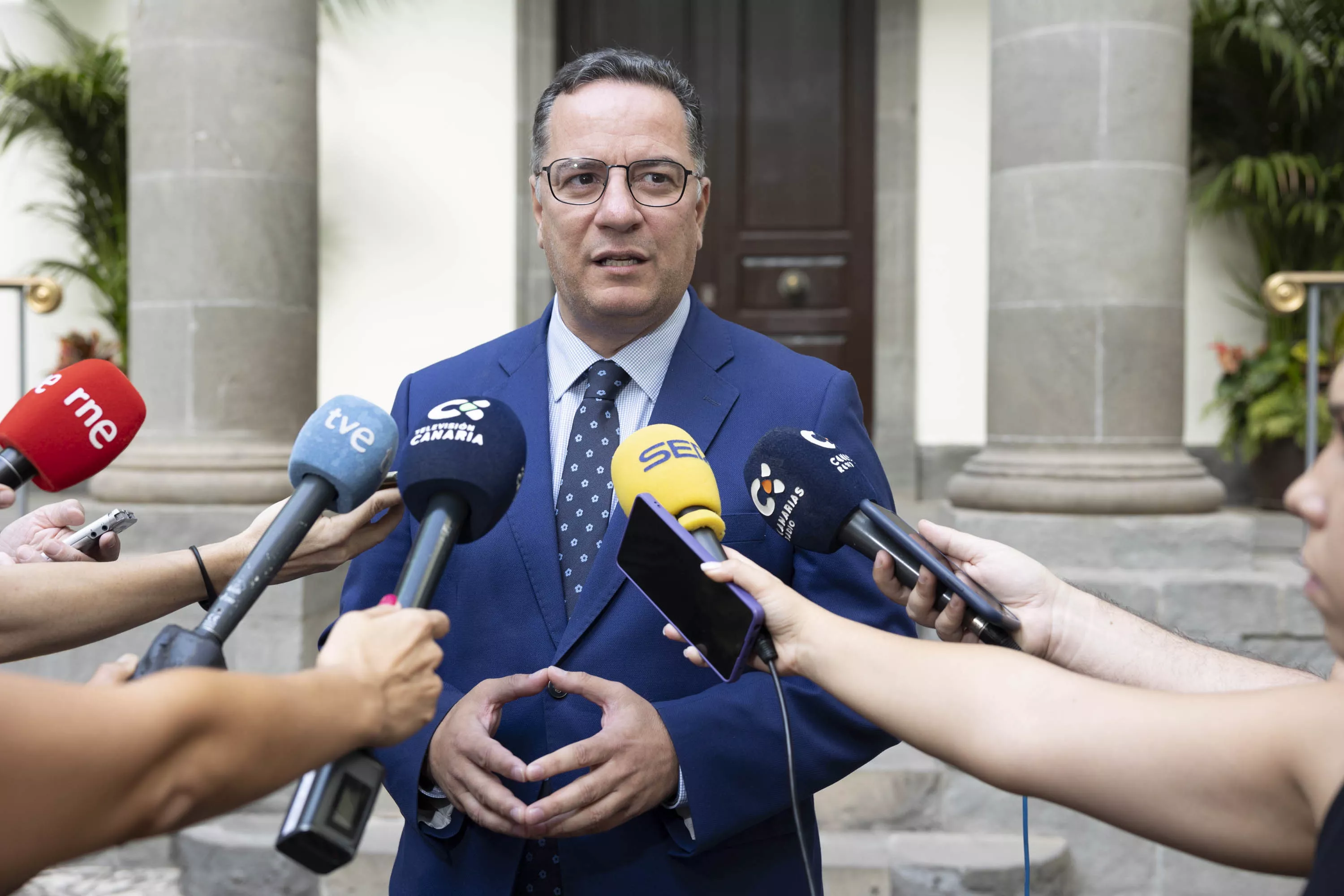 El consejero de Educación, Poli Suárez, ha anunciado la suspensión de las clases en los centros de educación no universitaria el miércoles y el viernes. / MIGUEL BARRETO-EFE