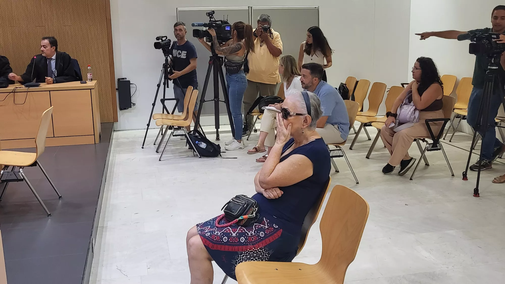 La acusada de inyectar silicona líquida como falsa doctora se tapa la cara. ATLÁNTICO HOY