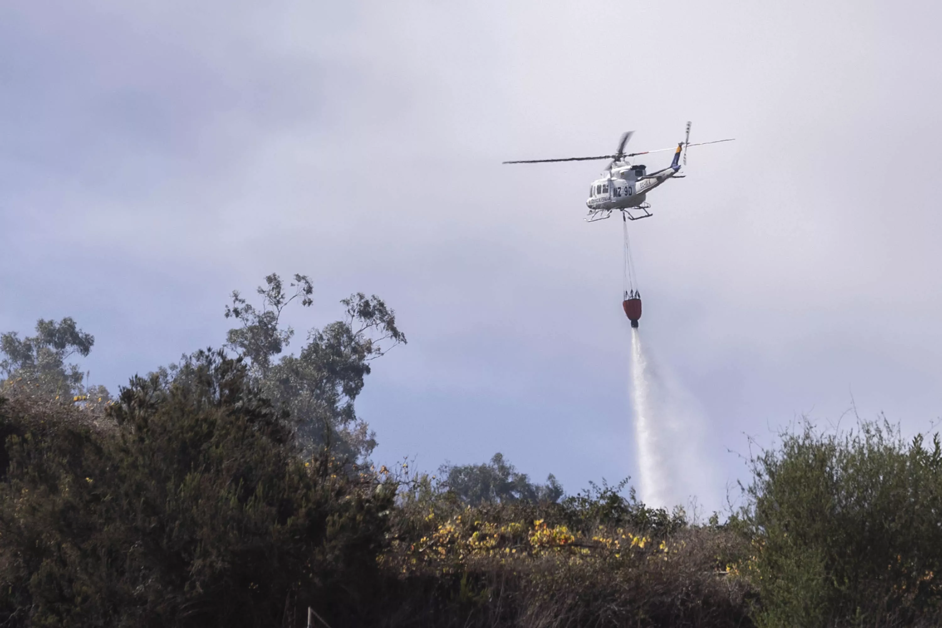 Un helicóptero realiza labores de extinción en el incendio de Tenerife. / EFE