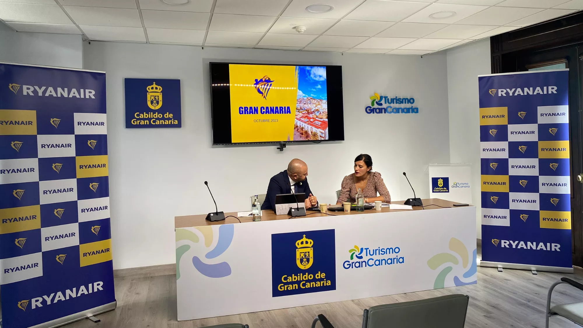 El Consejero de Turismo del Cabildo de Gran Canaria y la directora de Ryanair en España / ATLÁNTICO HOY - IRENE CARTAYA