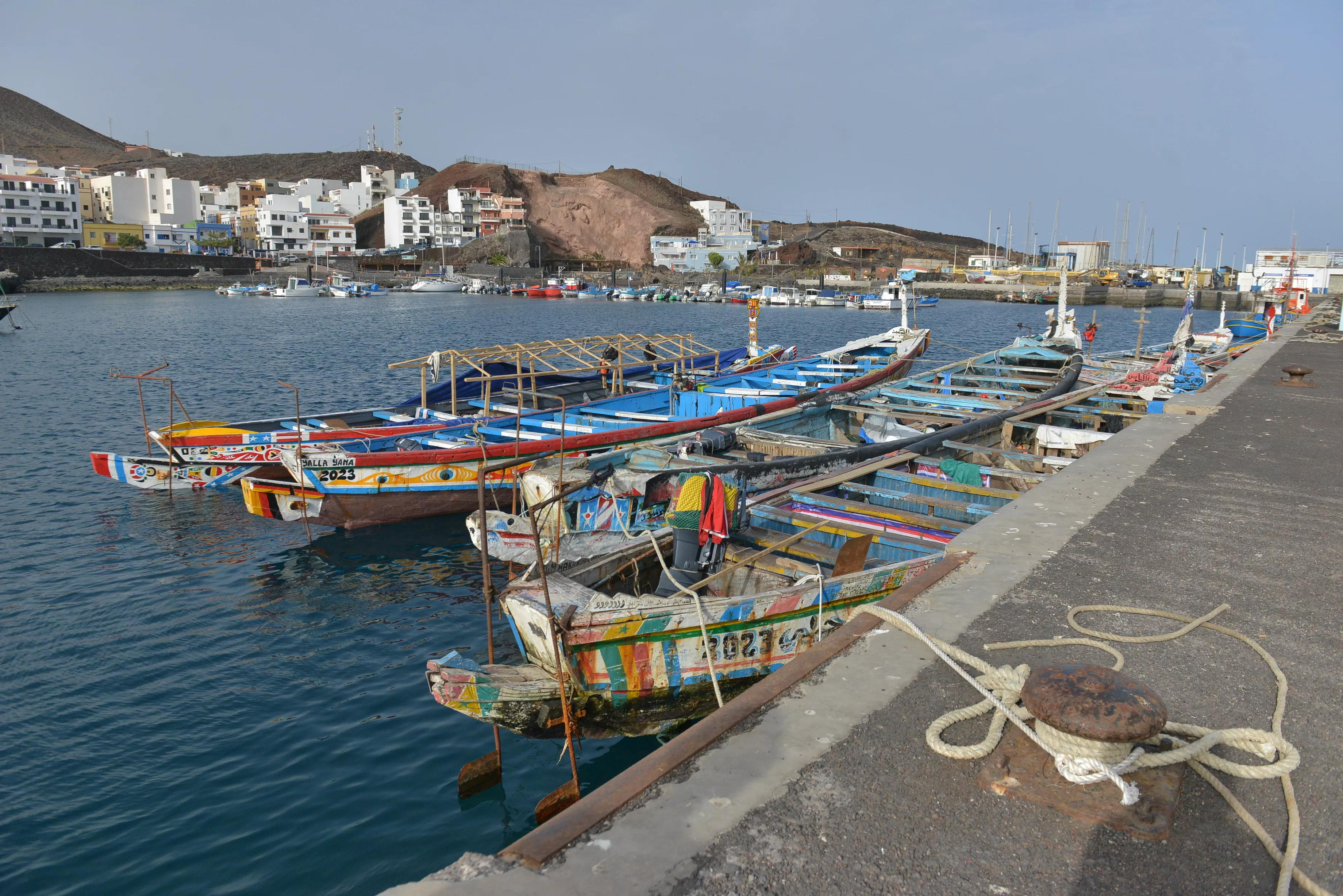 Cayucos en el puerto de La Restinga, en El Hierro. / EFE