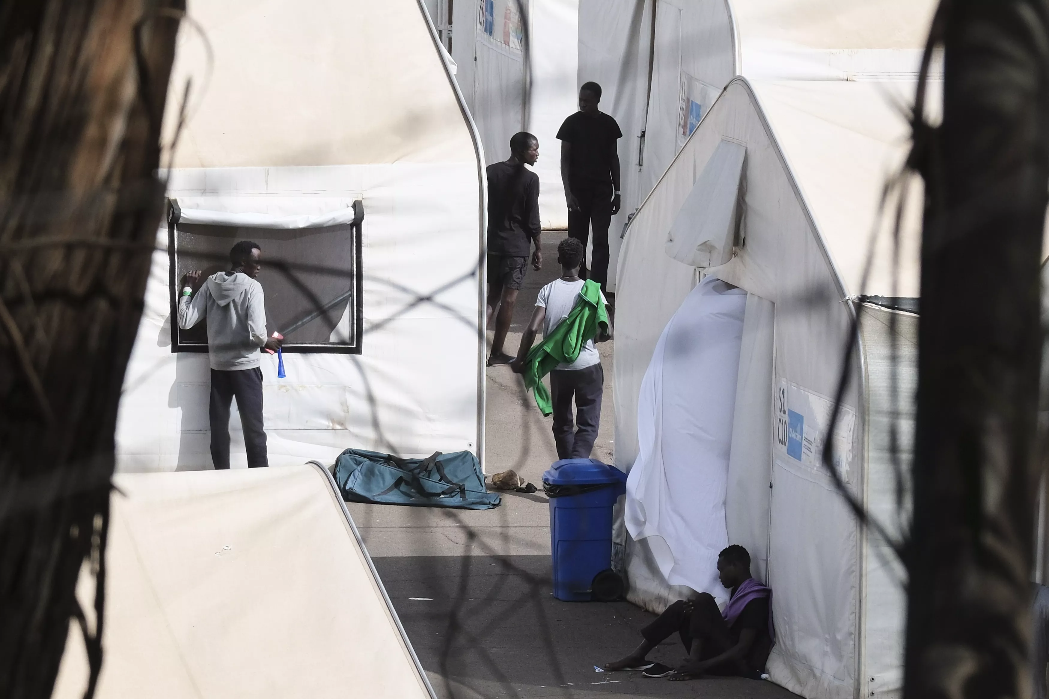 Inmigrantes en el interior del centro de acogida temprana de Las Raíces, en La Laguna (Tenerife). / EFE