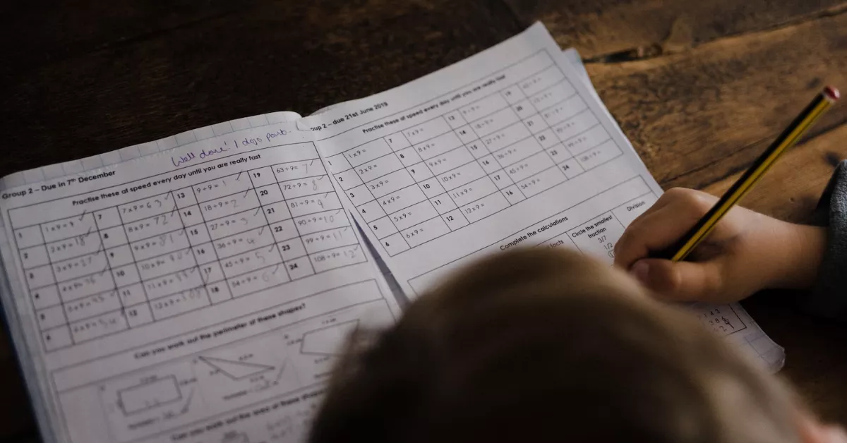 Niño haciendo deberes en casa / UNSPLASH