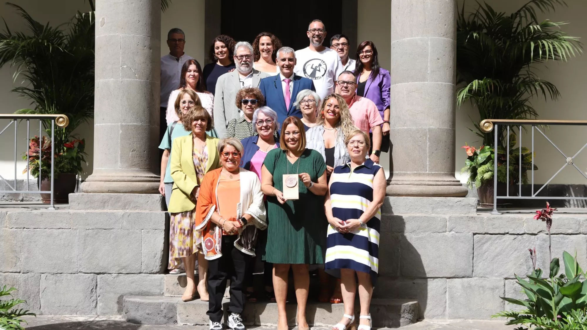 Astrid Pérez a las puertas del Parlamento de Canarias / AH