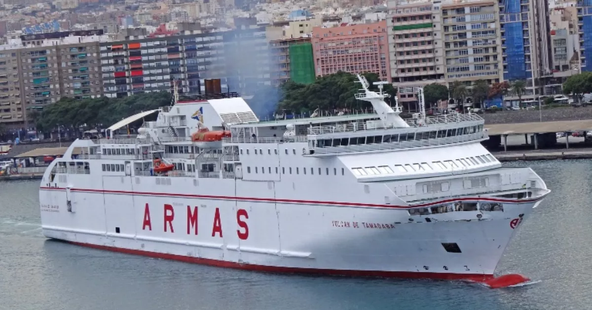 El buque 'Volcán de Tamadaba' de Naviera Armas en el puerto de Santa Cruz de Tenerife./ VESSELFINDER