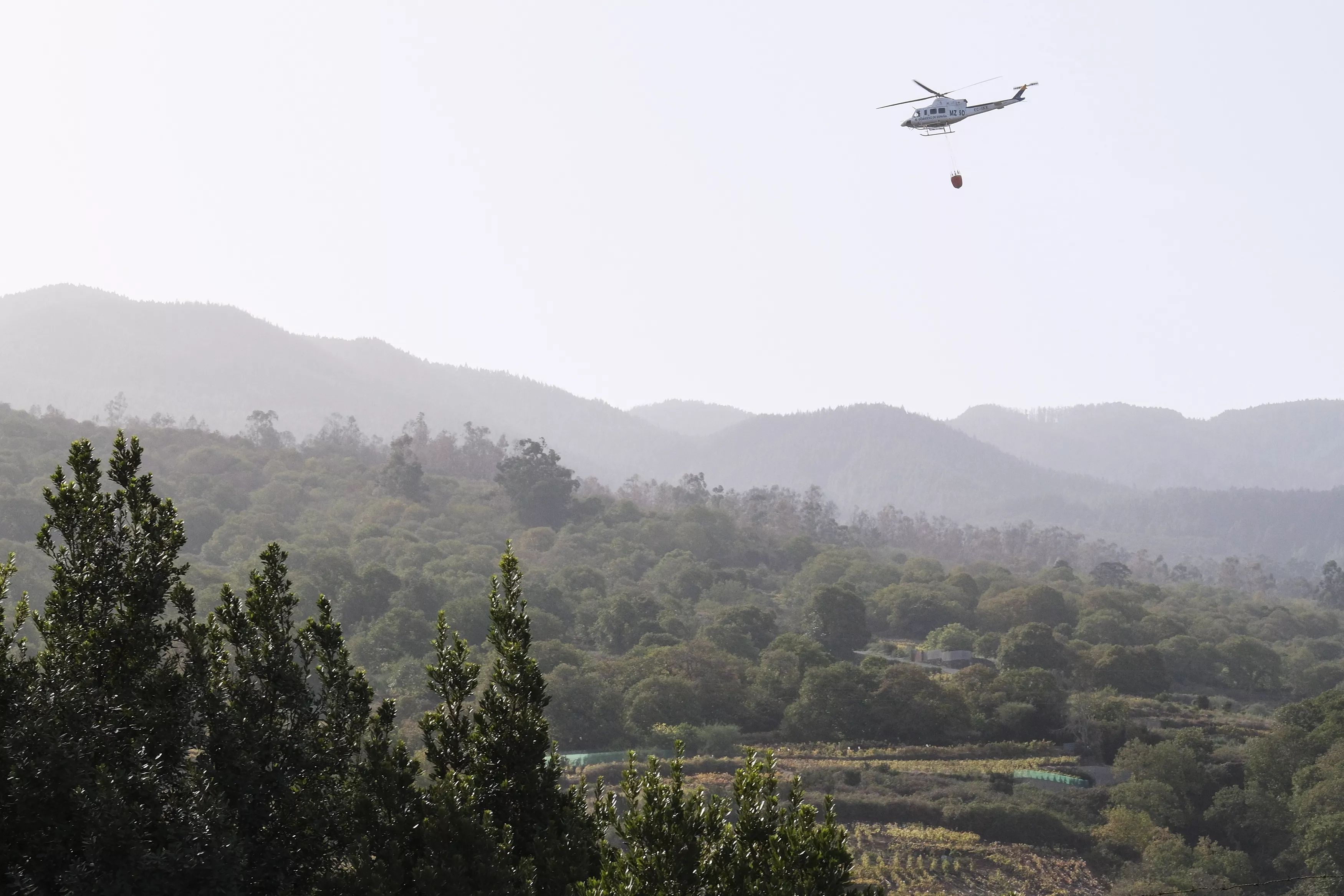 Un helicóptero trabajando en labores de extinción del incendio forestal en la isla de Tenerife en el municipio de El Sauzal. / EFE-ALBERTO VALDÉS