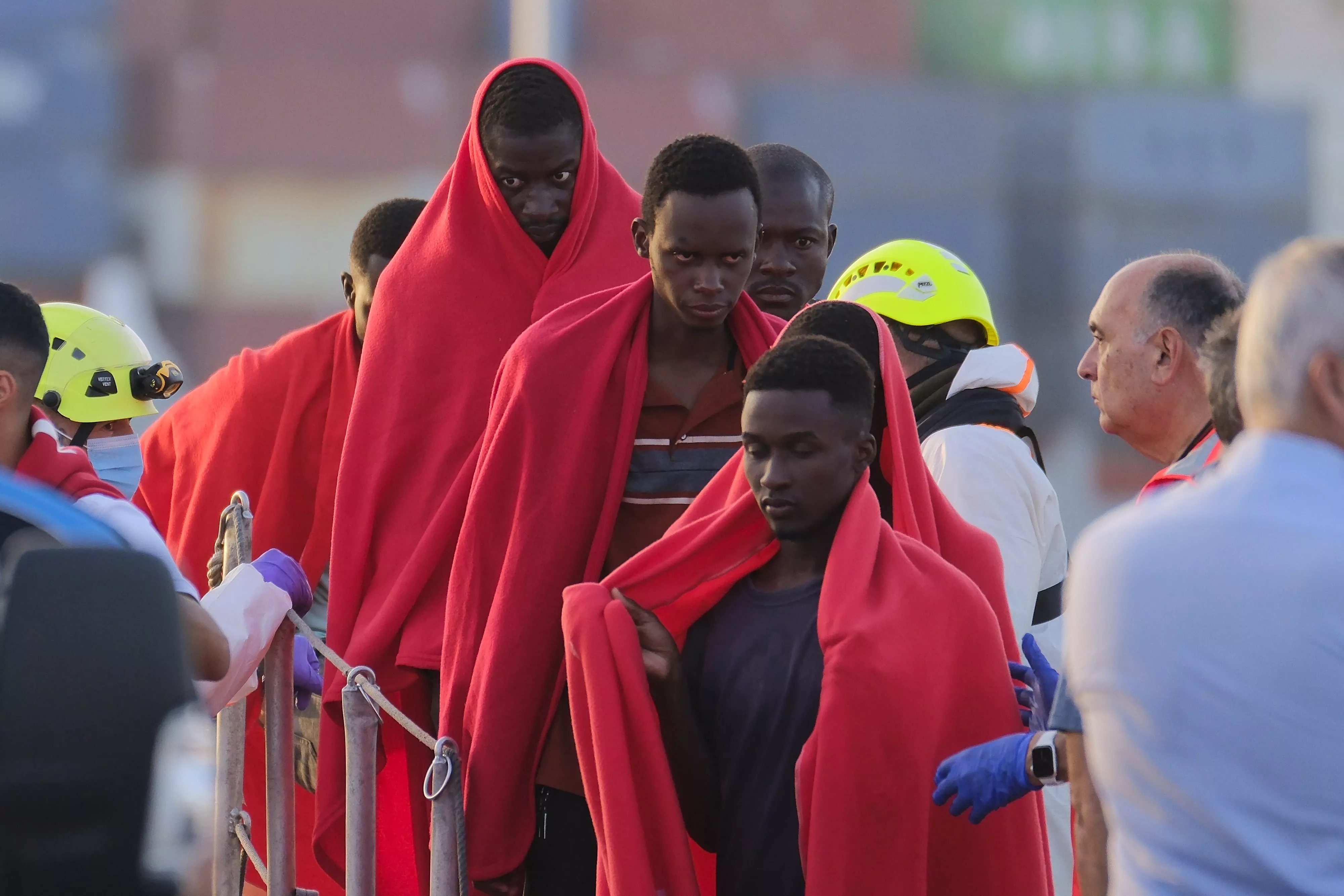 Grupo de personas rescatadas durante la noche en las aguas de las Islas llegando al puerto de Las Palmas. / ÁNGEL MEDINA-EFE