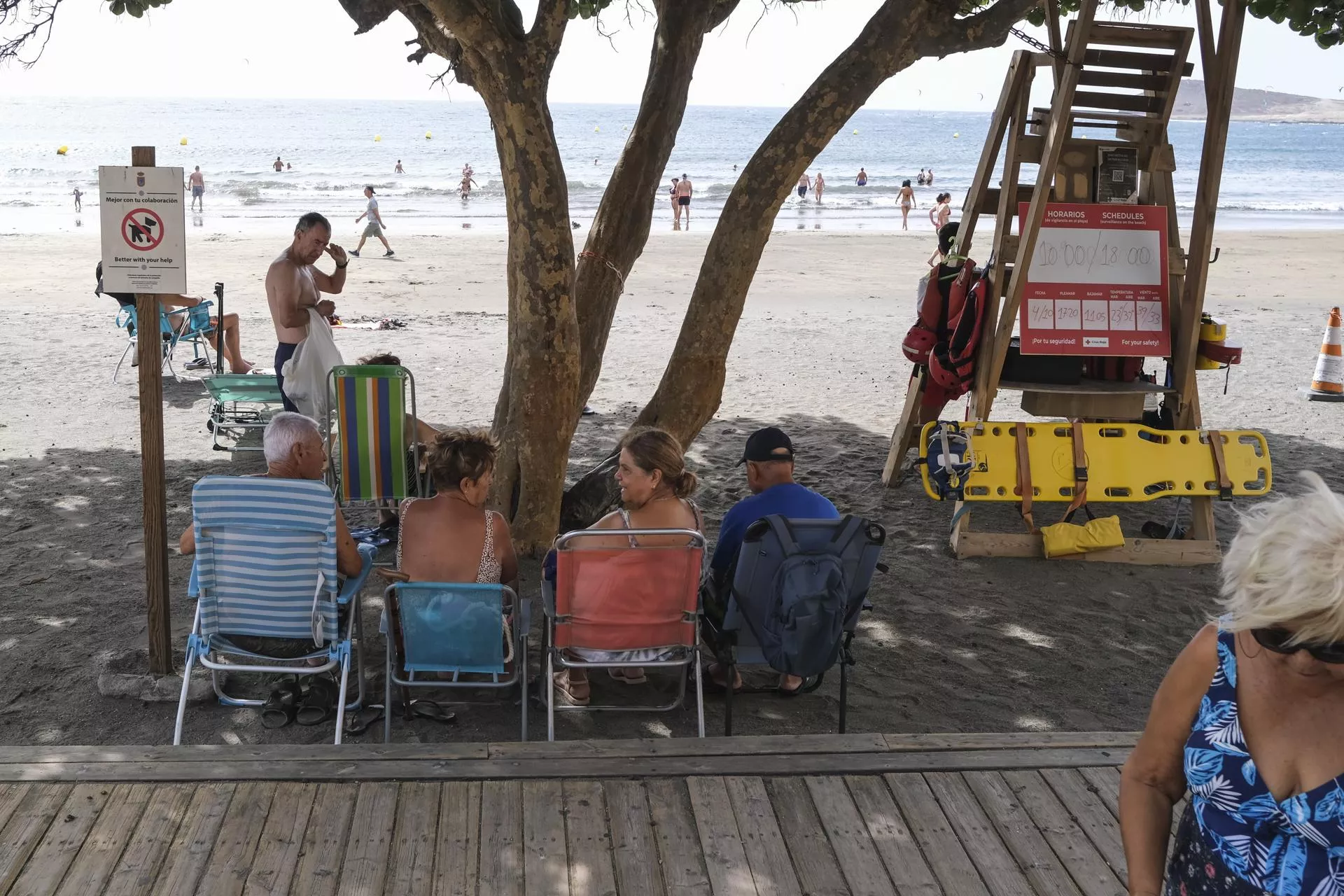 Bañistas en Granadilla protegiéndose del calor, Tenerife (Canarias). / EFE - ALBERTO VALDÉS 