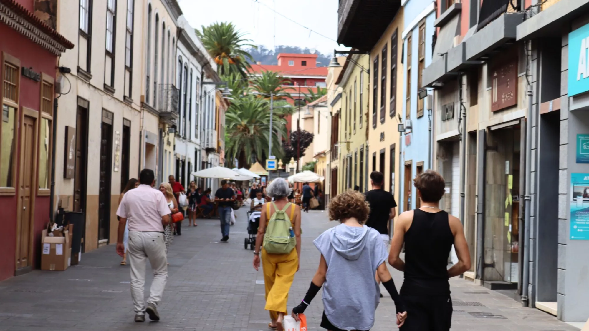 Varias personas pasean por una calle de La Laguna (Canarias). / ATLÁNTICO HOY