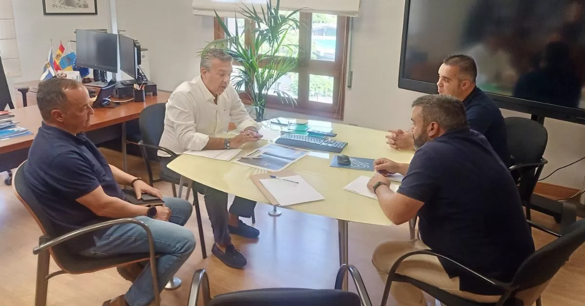 Reunión de vecinos de Guamasa con el consejero delegado insular de Carreteras, Dámaso Arteaga / Asociación de Vecinos Guamasa