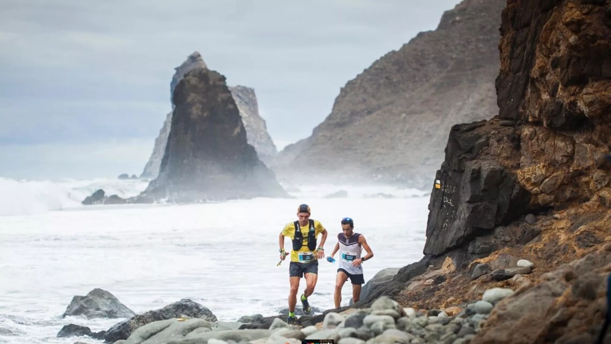 Imagen de dos personas en la carrera Santa Cruz Extreme / AH
