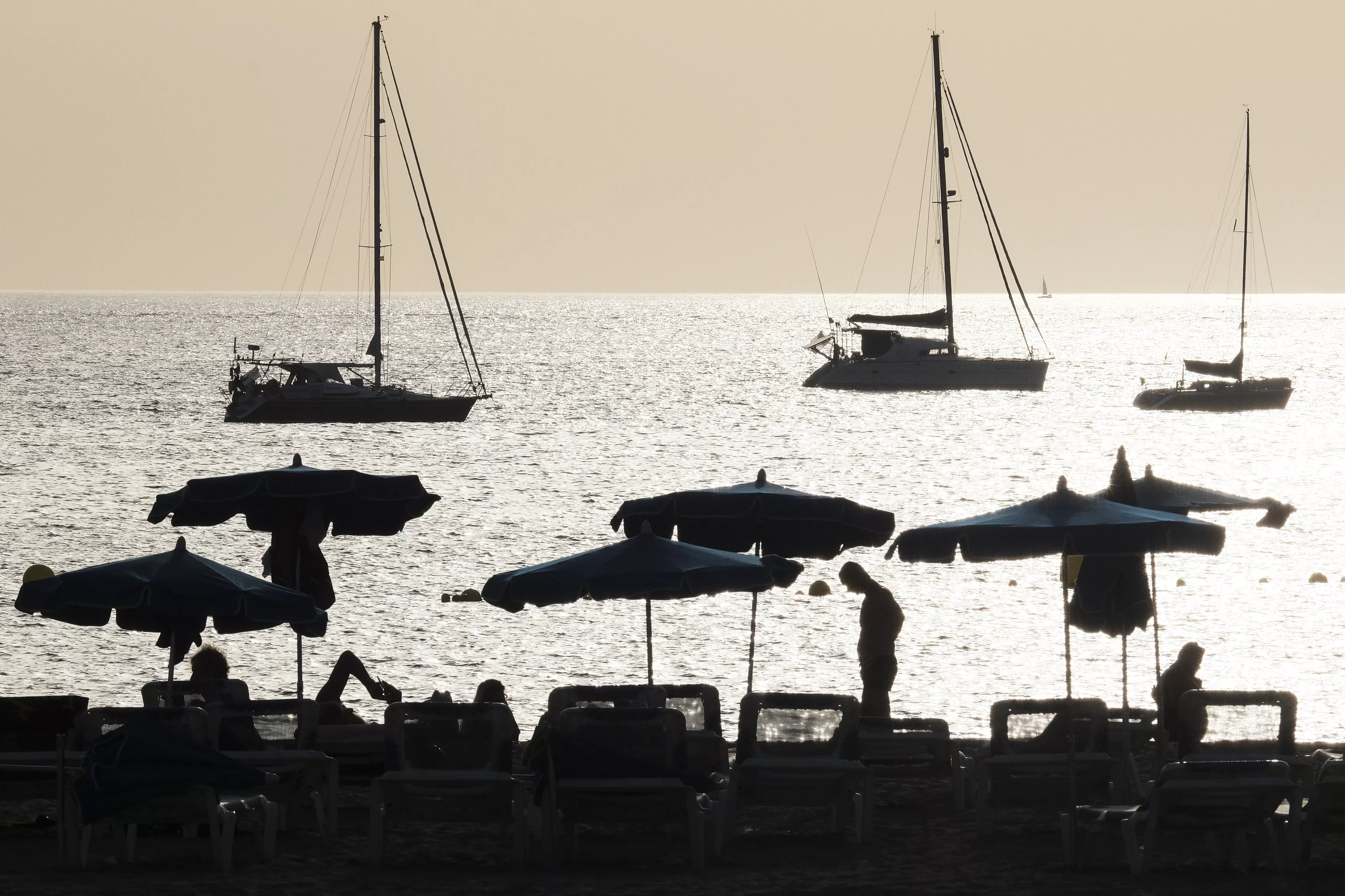 Imagen de la playa de Las Vistas, en la localidad tinerfeña de Los Cristianos, en una nueva jornada marcada por las altas temperaturas y la calima en Canarias. / ALBERTO VALDÉS-EFE