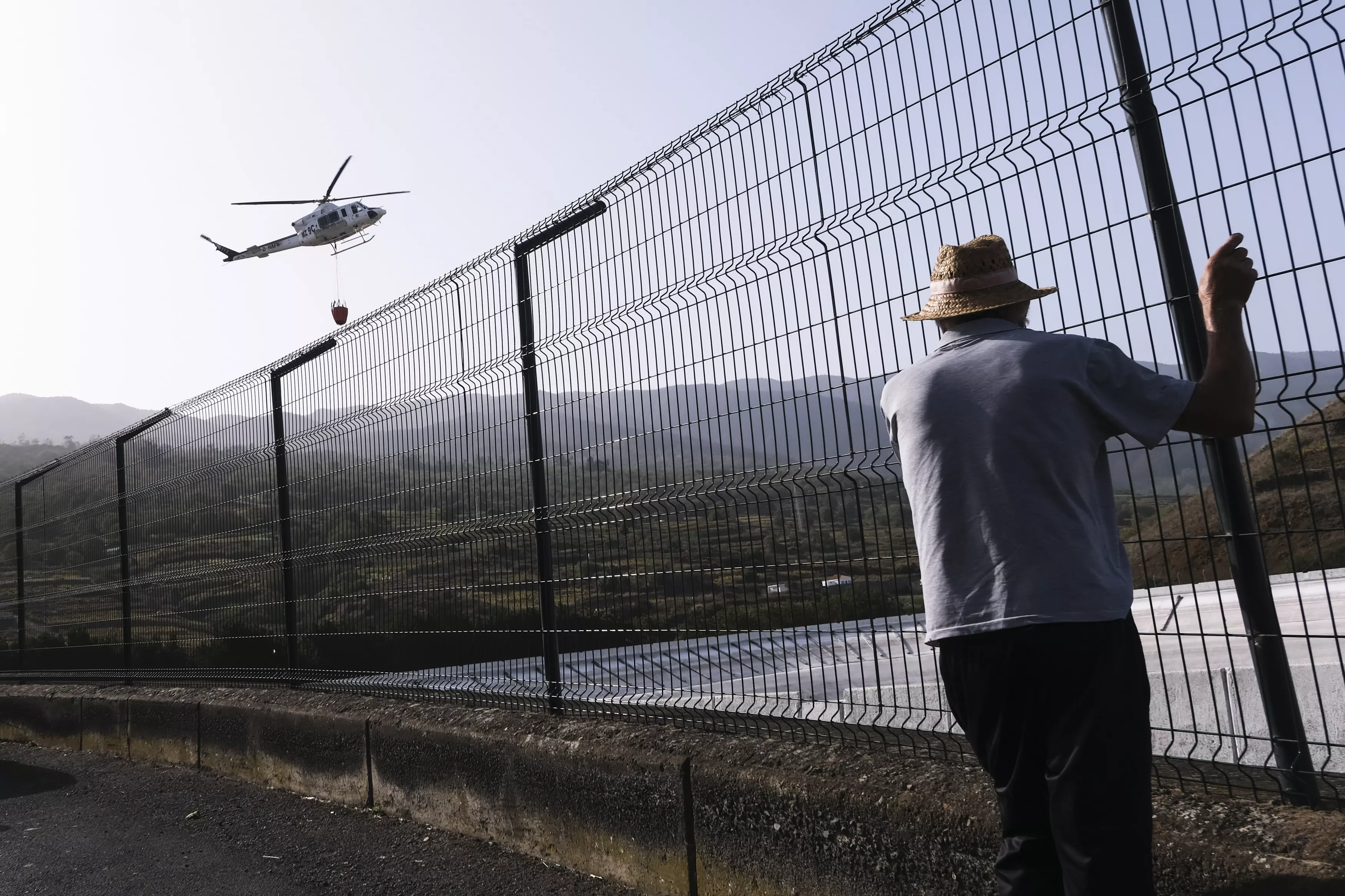 Helicóptero realizando labores de extinción en el incendio de Tenerife. / EFE