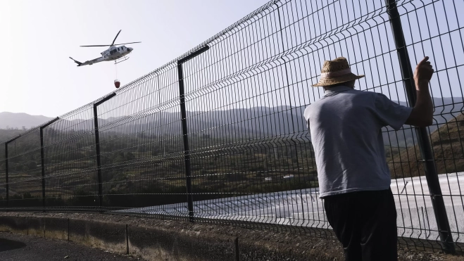 Helicóptero realizando labores de extinción en el incendio de Tenerife. / EFE