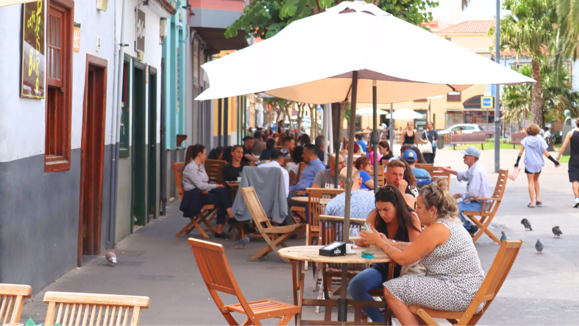 Varias personas en un restaurante en una zona de ocio de La Laguna (Canarias). / ATLÁNTICO HOY