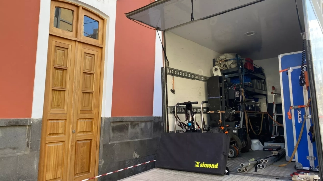 Camión con material de filmación en la calle Canalejas / ATLÁNTICO HOY