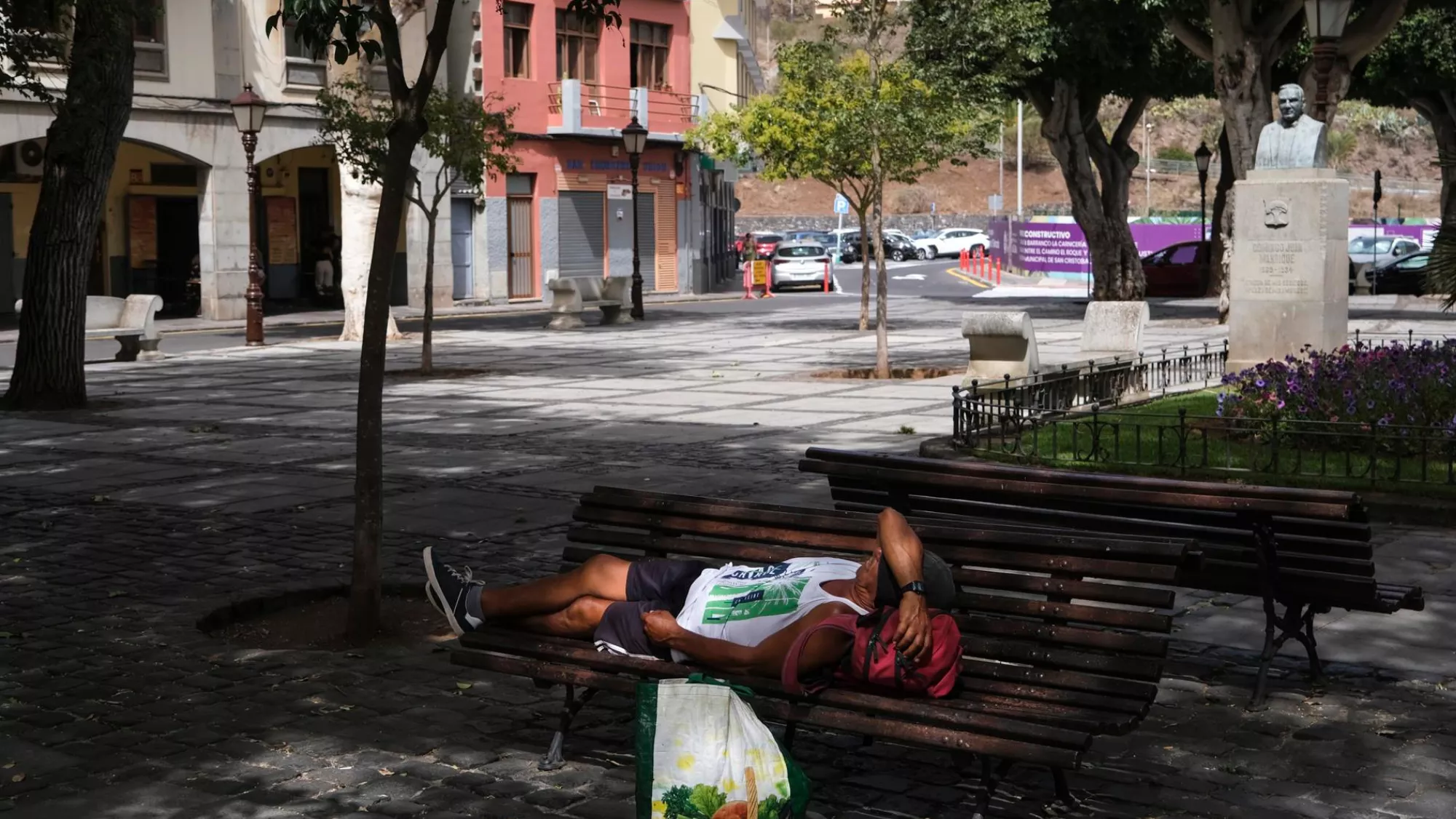 Un hombre se pone a la sombra por el calor. / EFE Un hombre se pone a la sombra por el calor. / EFE