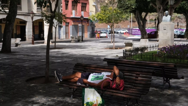 Un hombre se pone a la sombra por el calor / EFE