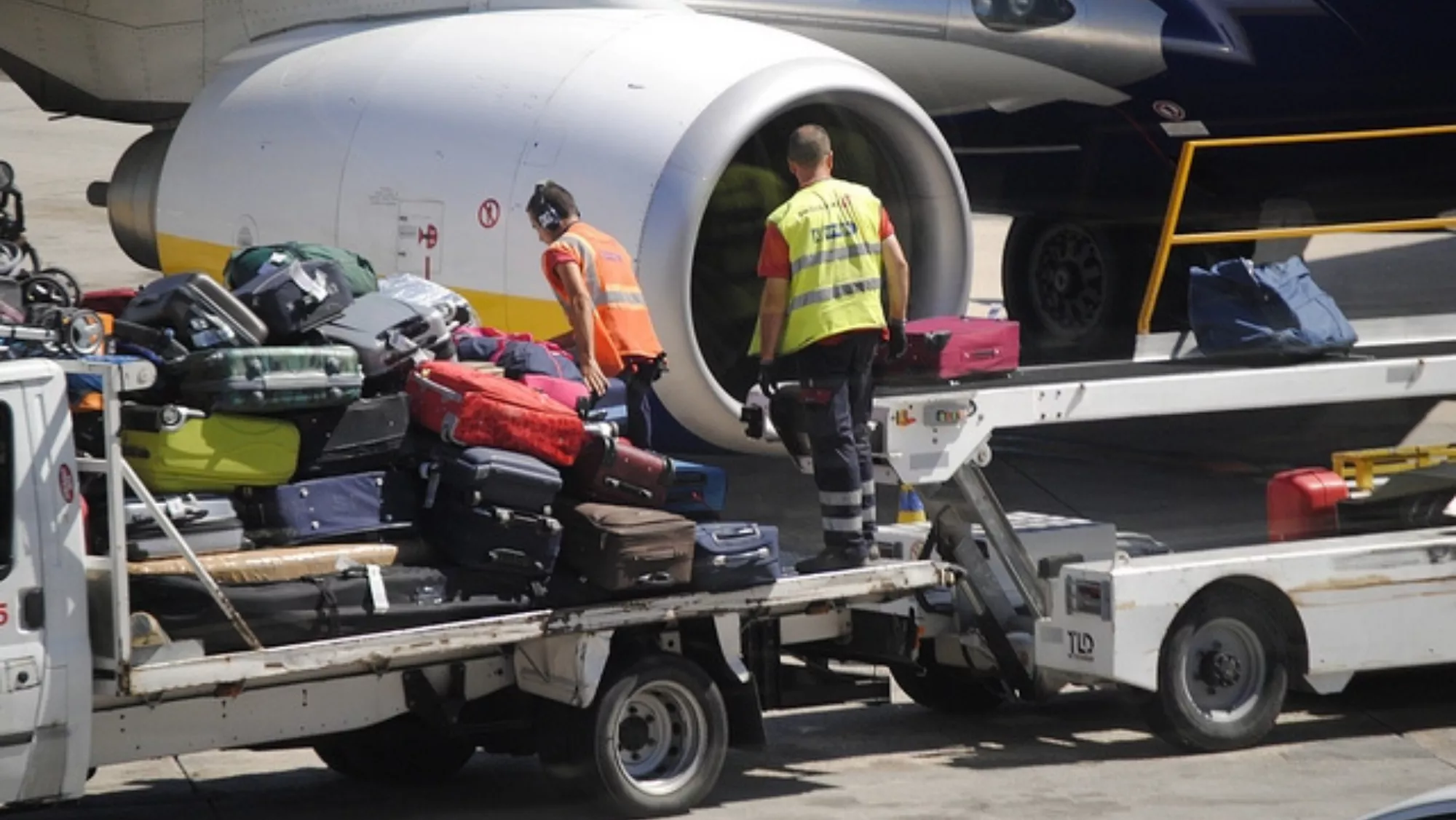 Trabajadores de pista de un aeropuerto. / UGT