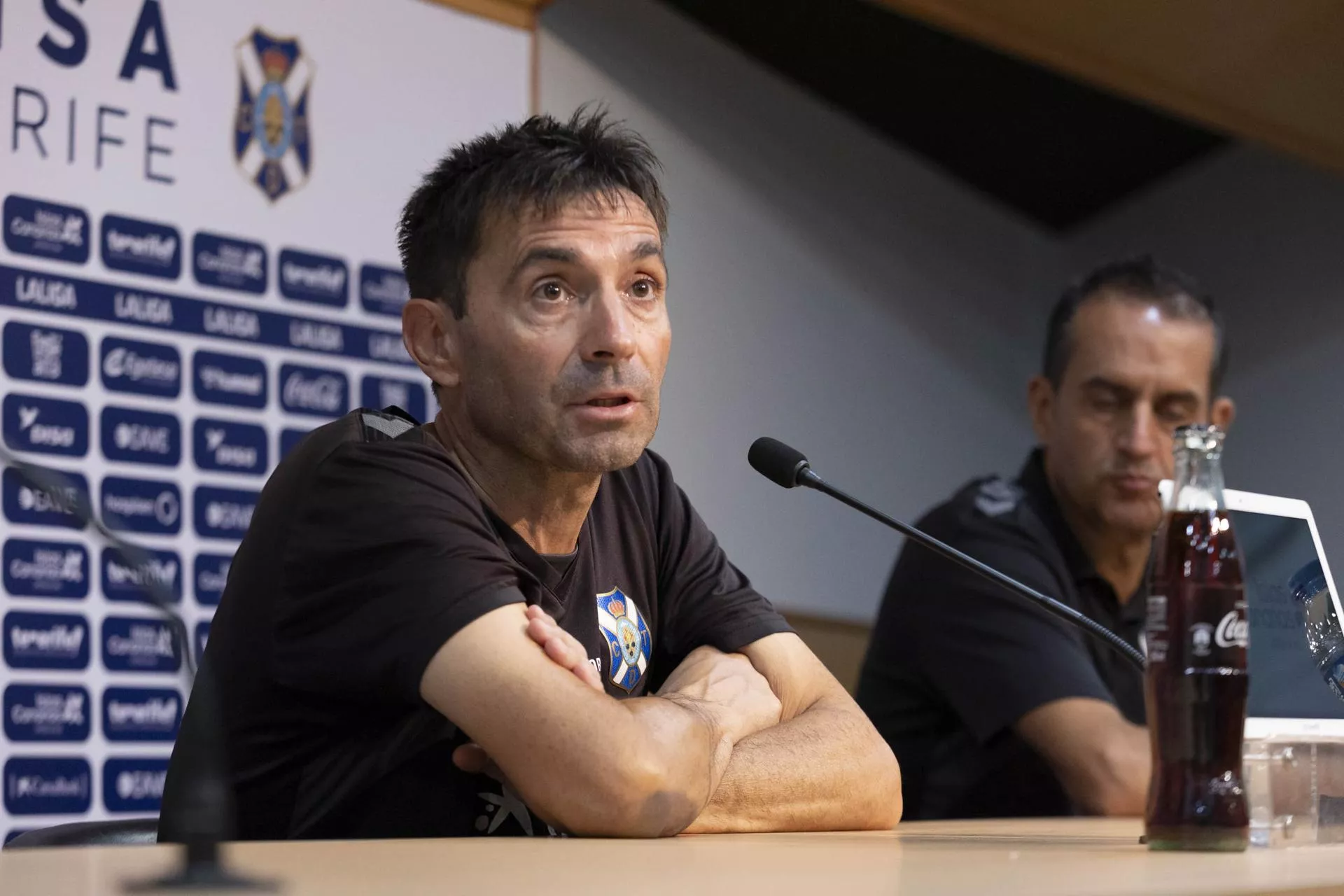 El entrenador del Club Deportivo Tenerife, Asier Garitano, comparece en rueda de prensa./ EFE - MIGUEL BARRETO