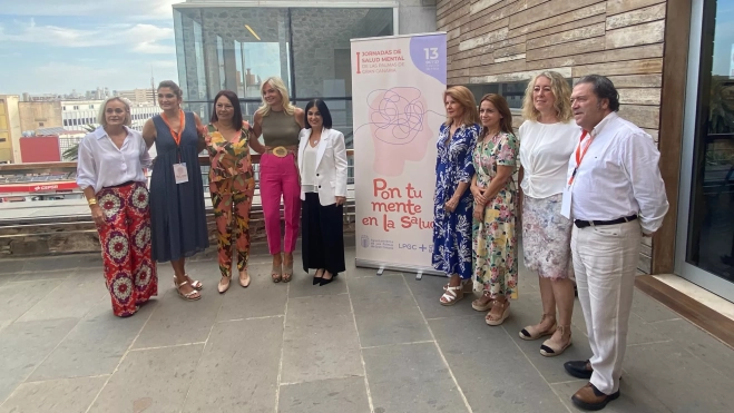 Representantes de las instituciones junto a las ponentes de la I Jornadas de Salud Mental del Ayuntamiento de Las Palmas de Gran Canaria / ATLÁNTICO HOY