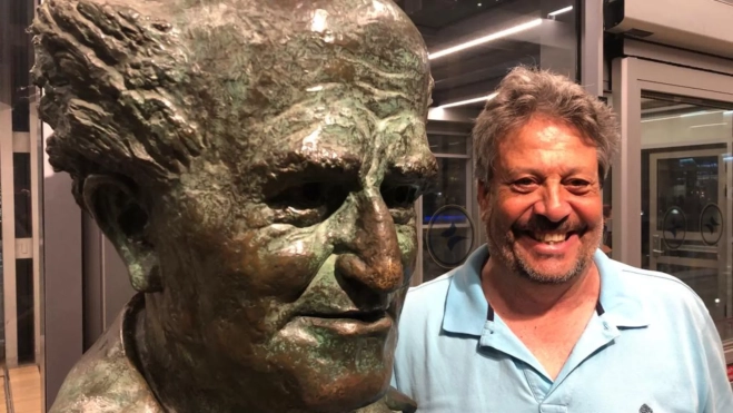 Carmelo Cabrera posa con un busto de David Ben Gurión en una visita reciente a Tel Aviv con los veteranos del Real Madrid