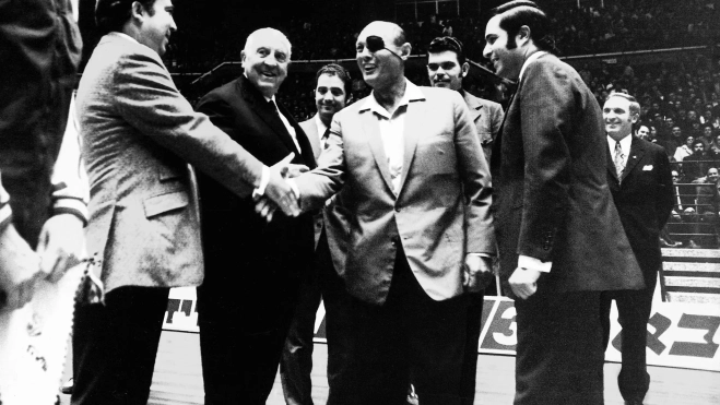 Pedro Ferrándiz saluda al general Moshe Dayan en presencia de Bernabéu. Pedro Ferrándiz saluda al general Moshe Dayan en presencia de Bernabéu.