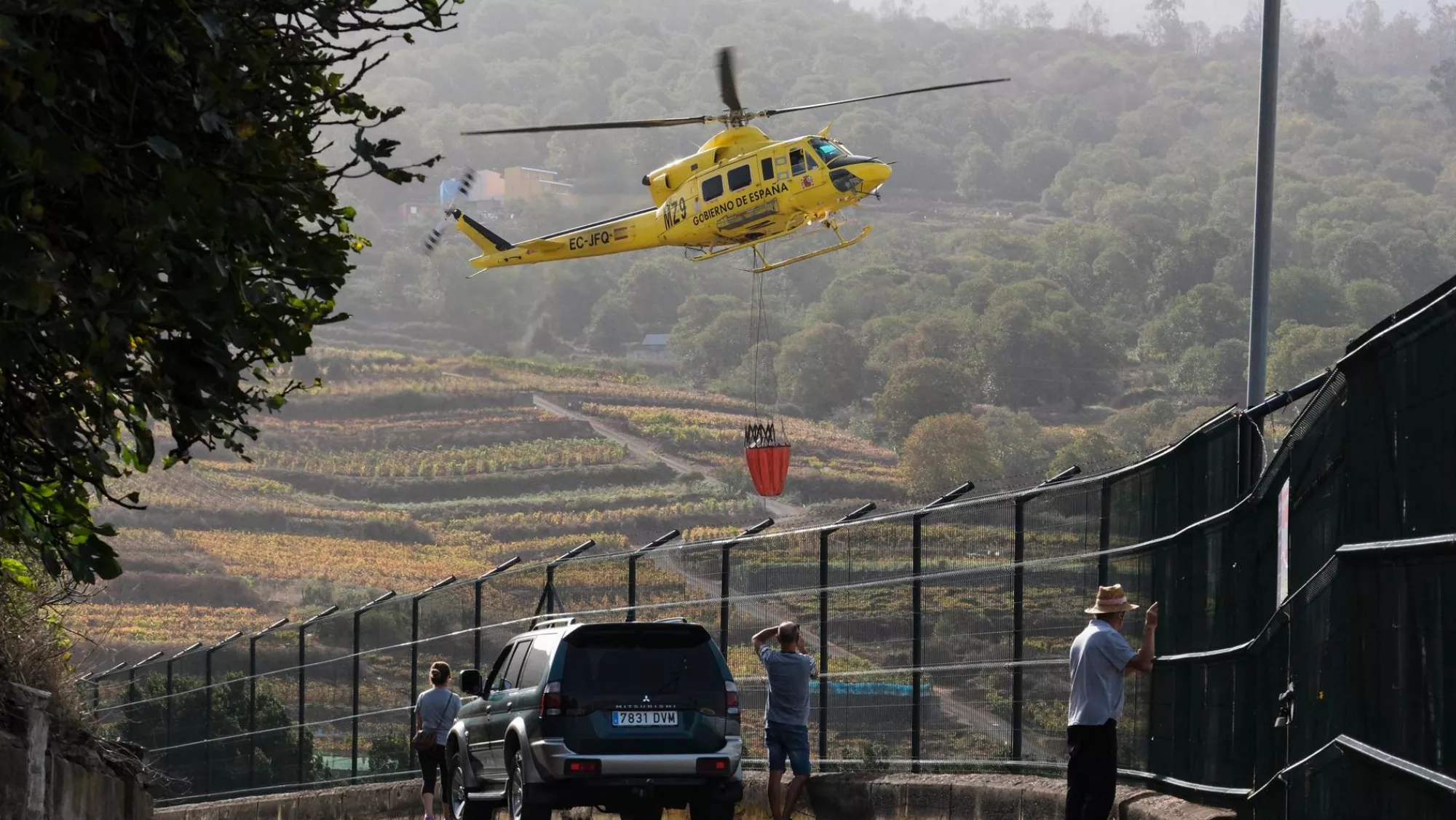 Efectivos actúan en el incendio de Tenerife / EFE - ALBERTO VALDÉS