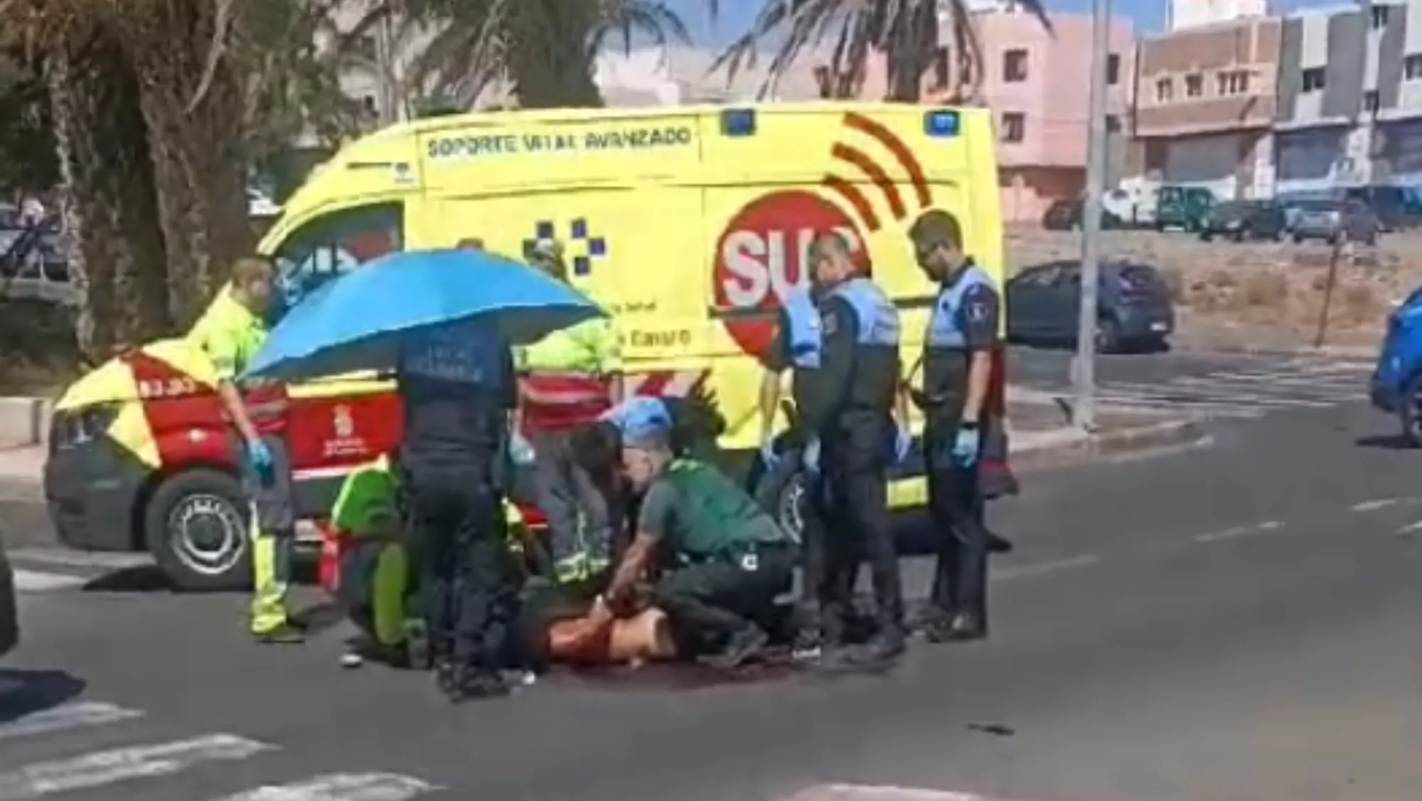 El hombre es asistido por sanitarios, la Policía Local y la Guardia Civil / AH