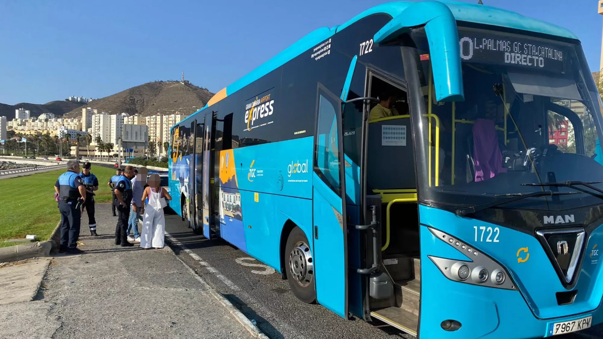 Intervención policial en la parada de Lady Harimaguada donde hay una guagua de Global / POLICÍA LOCAL DE LAS PALMAS DE GRAN CANARIA