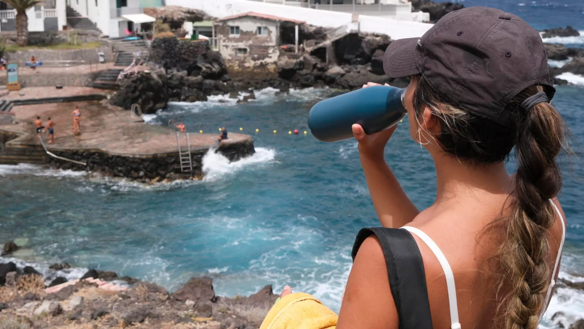Una mujer toma agua en Gran Canaria por el calor. / ALBERTO VALDÉS-EFE