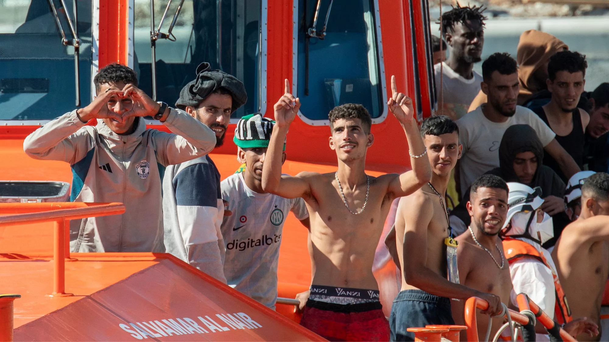 Migrantes rescatados cerca de Lanzarote / EFE - ADRIEL PERDOMO