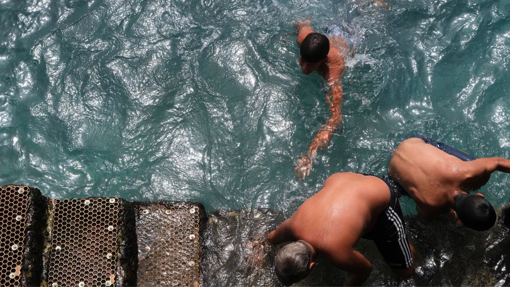 Personas en el mar / EFE - ALBERTO VALDES