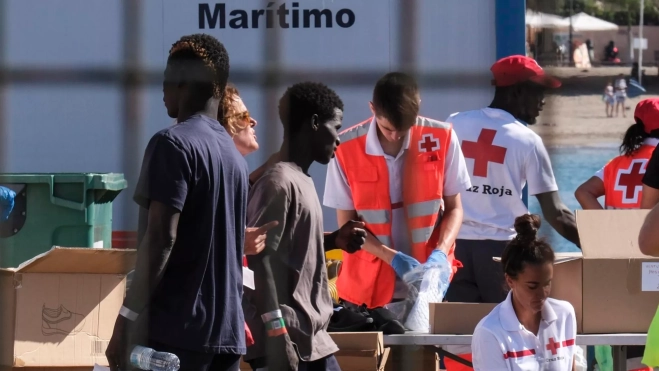 Voluntarios de Cruz Roja atienden a migrantes / EFE - ALBERTO VALDÉS