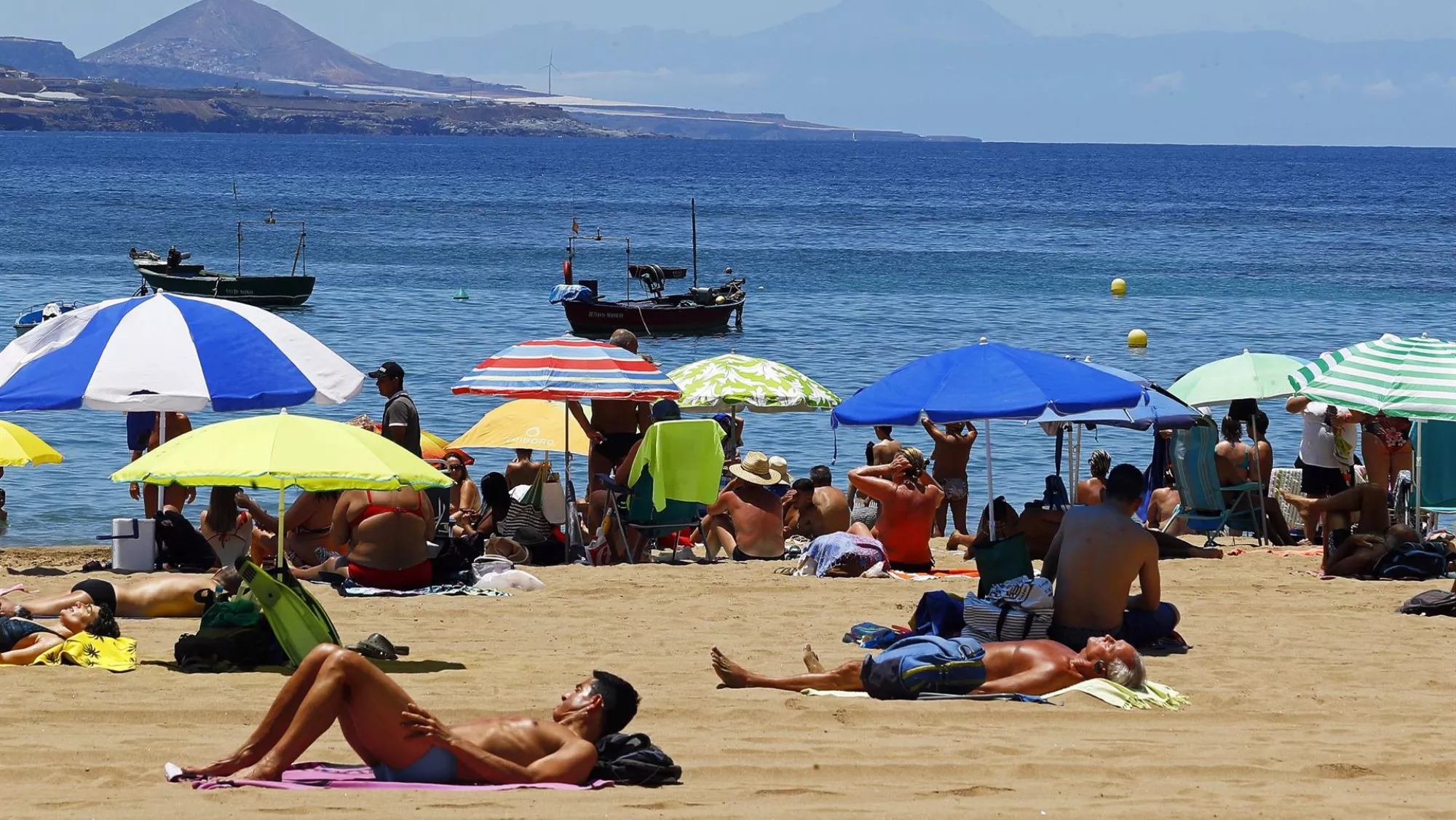 Gente tomando el sol en Canarias / EFE - ELVIRA URQUIJO A.