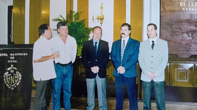 Manuel Rodríguez, en el centro, en la recepción en el Hotel Nacional de Cuba, en La Habana / CEDIDA Manuel Rodríguez, en el centro, en la recepción en el Hotel Nacional de Cuba, en La Habana / CEDIDA