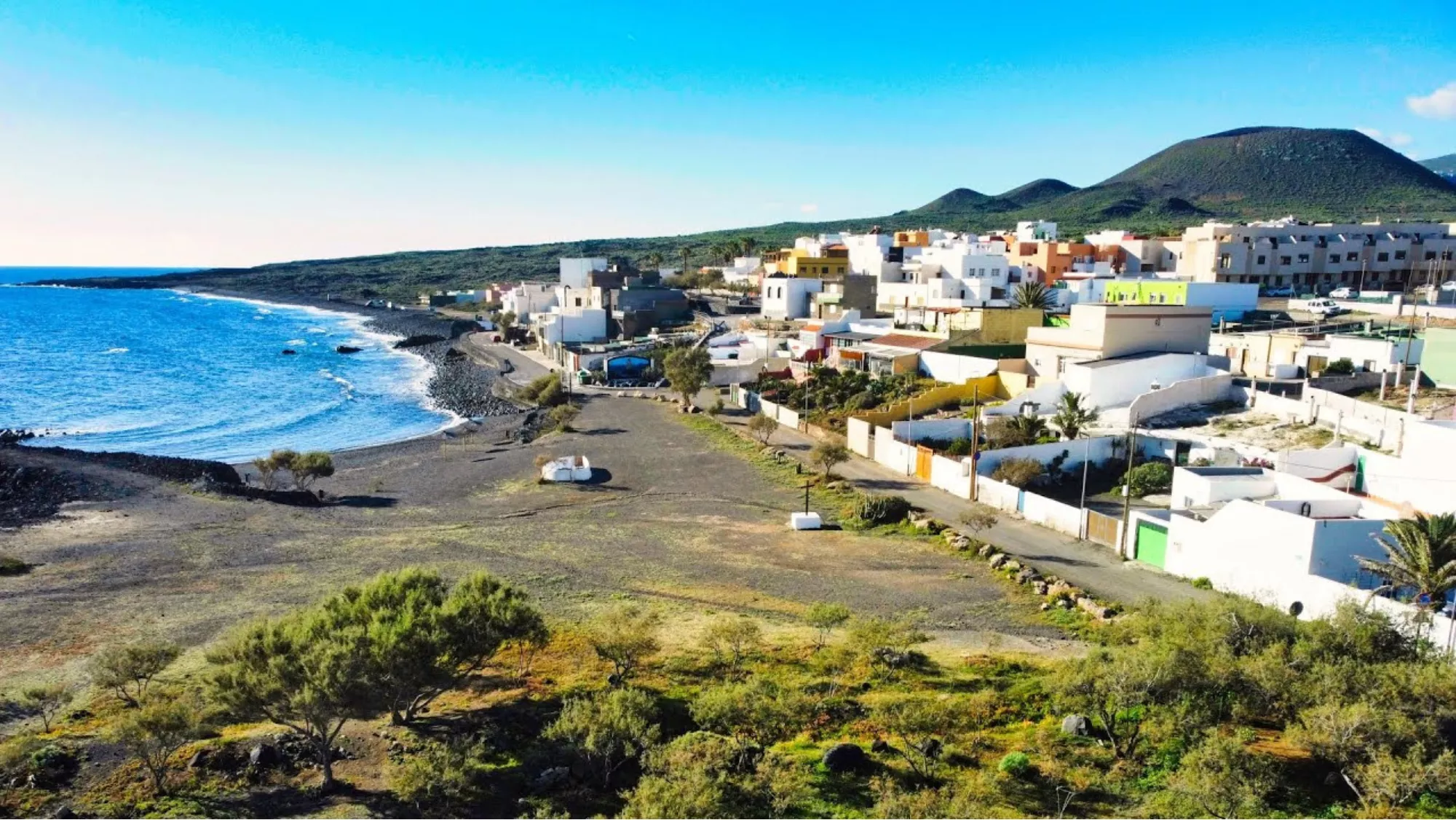 Playa del Socorro, en Güímar (Tenerife), donde se multa habitualmente por aparcar dominio público marítimo terrestre./ ROBERTO PÉREZ