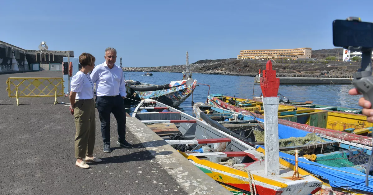 El presidente del PSOE Canarias, Ángel Víctor Torres, y la portavoz de áreas sociales del grupo parlamentario Socialista, Elena Máñez, viendo cayucos que han llegado a La Restinga (El Hierro) EFE /  GELMERT FINOL