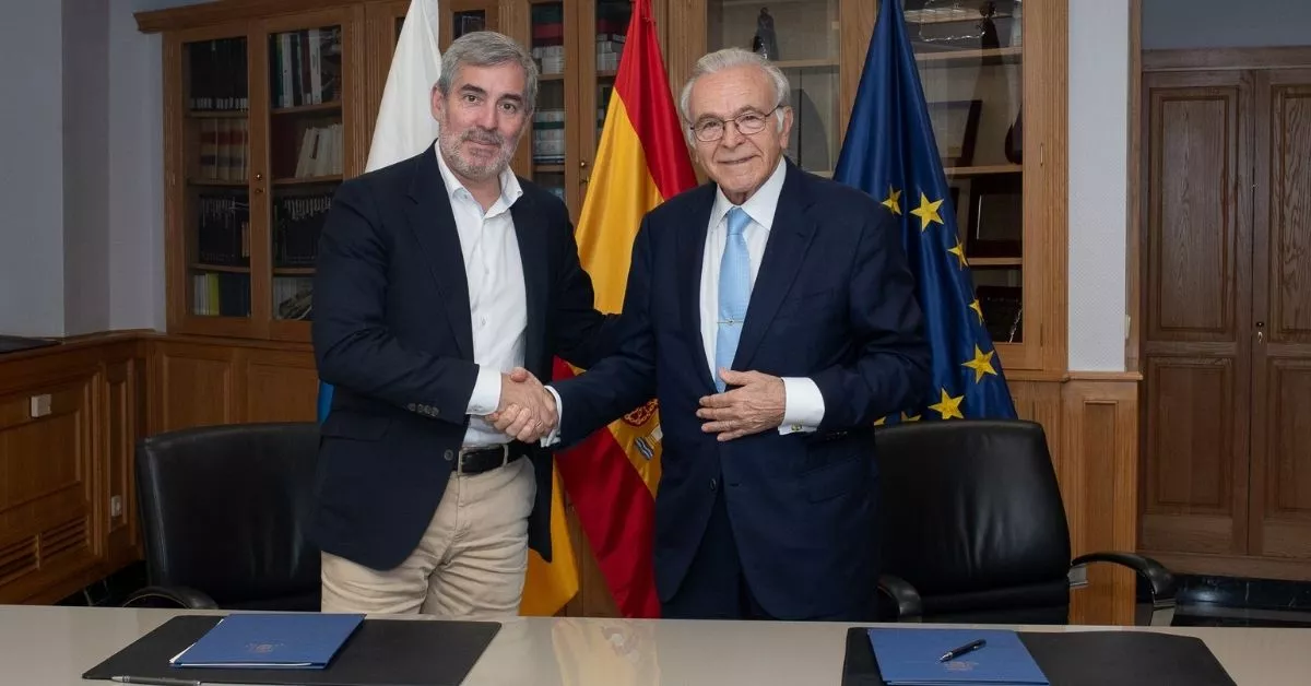 El presidente de Canarias,Fernando Clavijo, y el presidente de la Fundación ”la Caixa”, Isidro Fainé, durante la firma del acuerdo marco entre ambas instituciones / CEDIDA