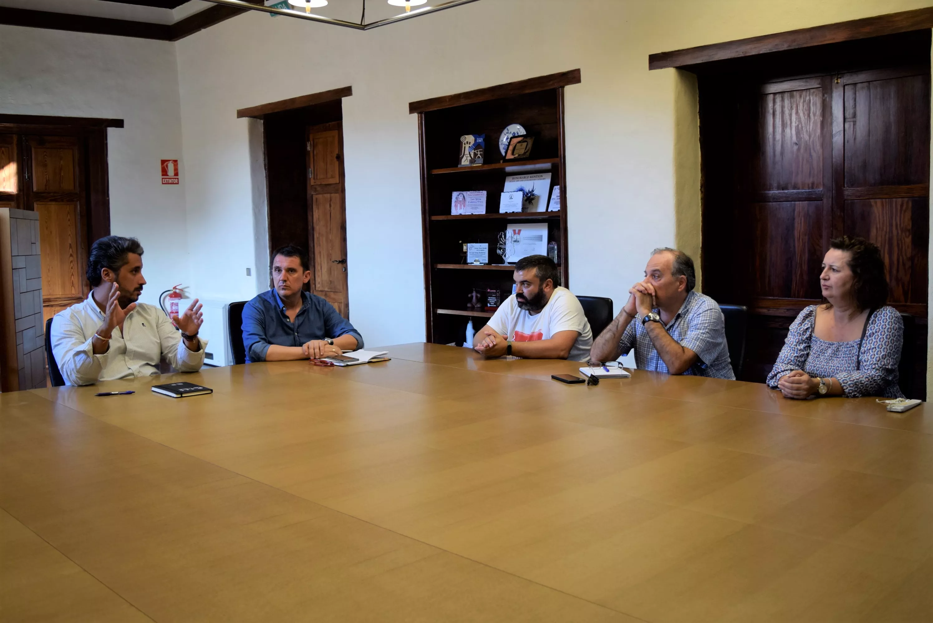 Luis Yeray durante la reunión con los representantes vecinales de Guamasa / CEDIDA