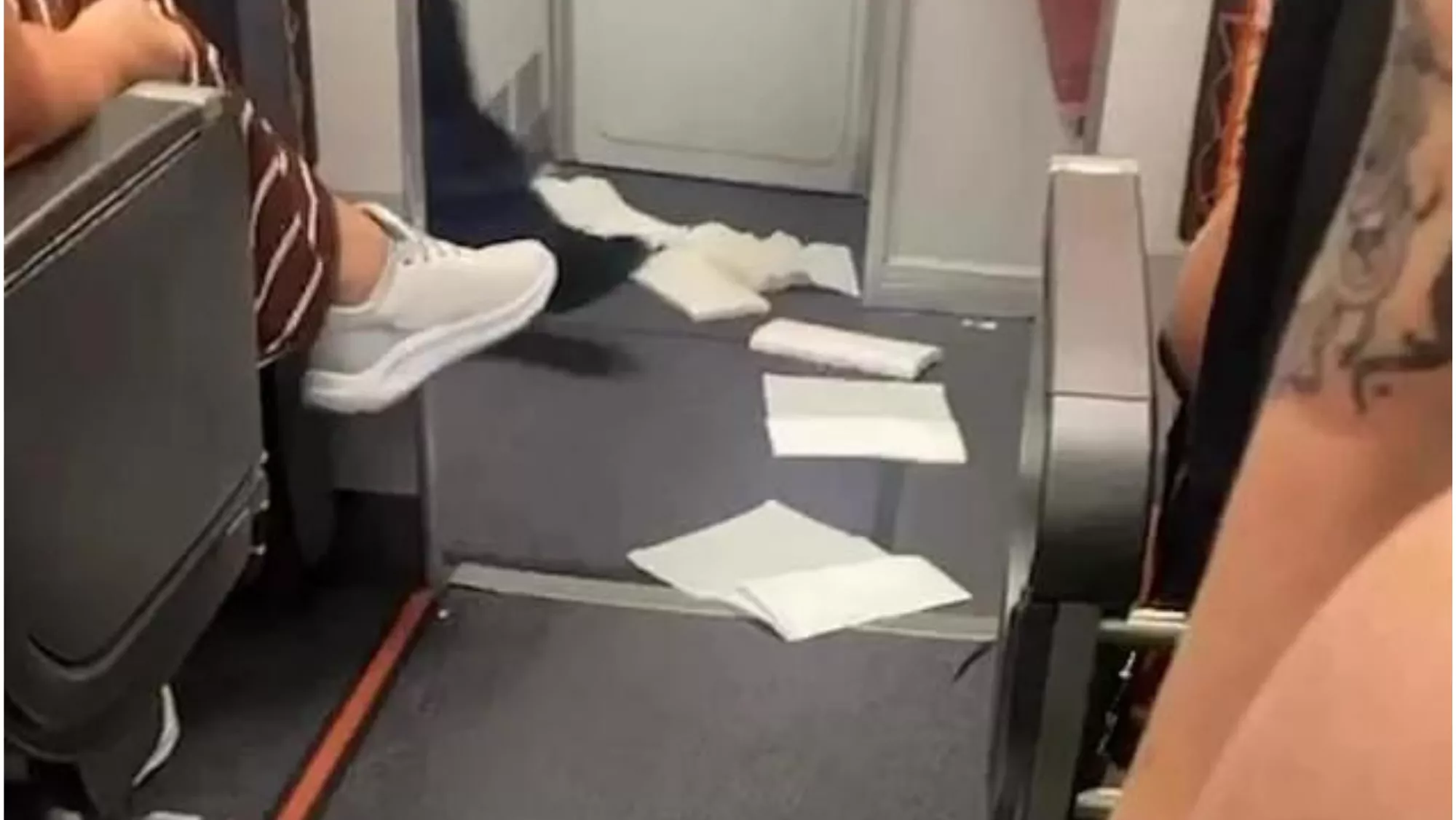 Trozos de papel por el suelo de un avión de EasyJet en el que un pasajero defecó./ REDES