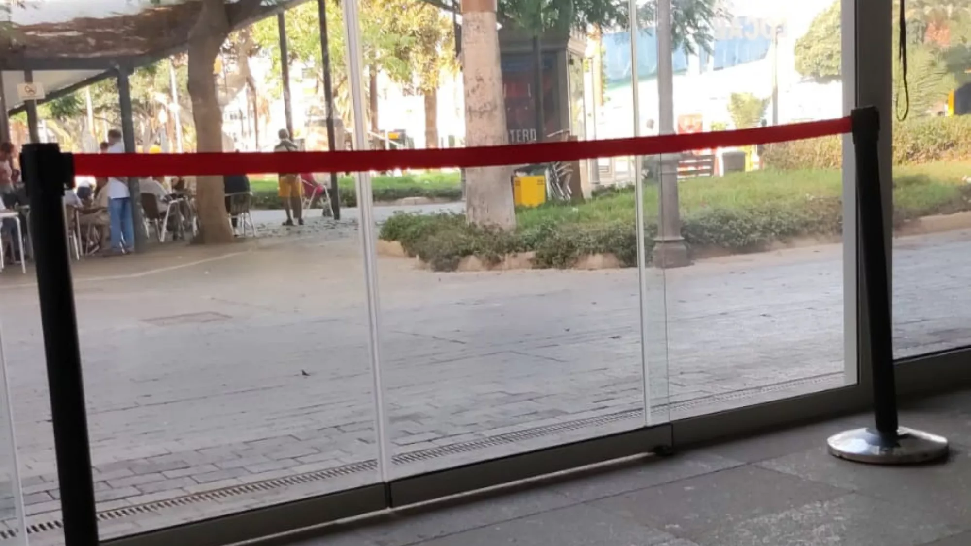 La cinta colocada en el Cuartel de la Policía Local de Santa Catalina / AH