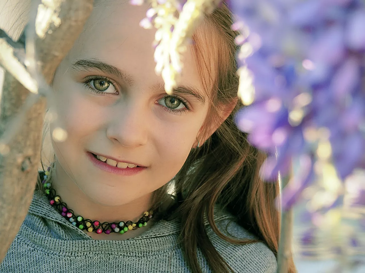 Una niña sonriendo / PIXABAY