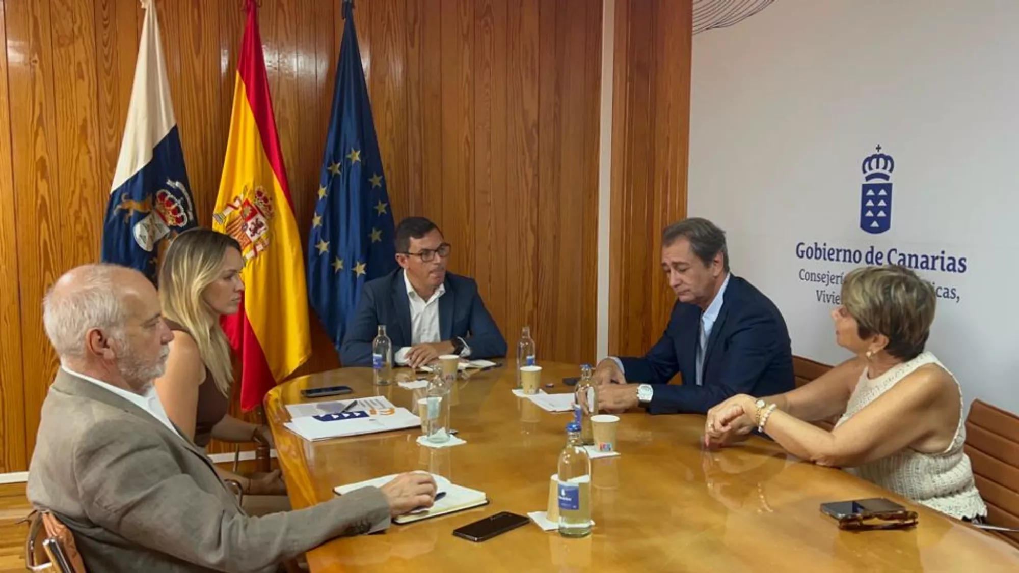 Reunión entre la consejería de Obras Públicas y la Cámara de Comercio de Gran Canaria / AH